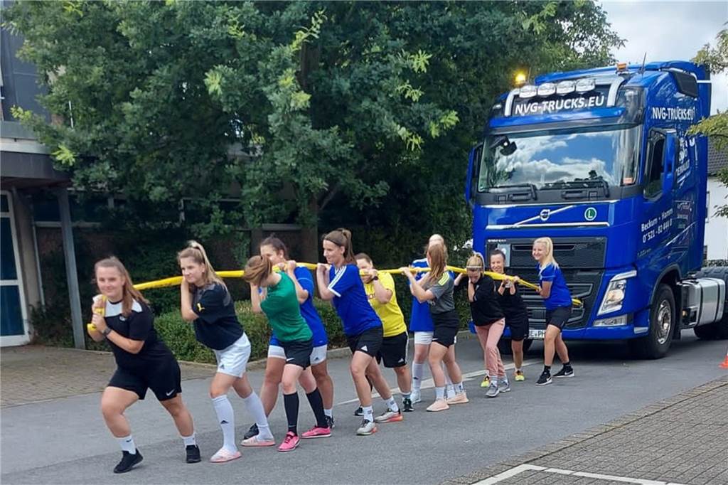 Wie früher im DSF: Fußballerinnen ziehen Lkw, um sich fit zu machen Weniger auf die richtige Technik, eher auf den Willen kommt es beim Lkw-Ziehen an.