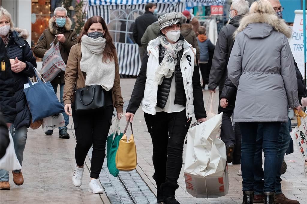 Corona: Angekündigter Lockdown ließ Ansturm auf Geschäfte befürchten Weniger Menschen als erwartet nutzten den wahrscheinlich letzten Samstag vor dem harten Lockdown zum Einkaufen von Weihnachtsgeschenken.