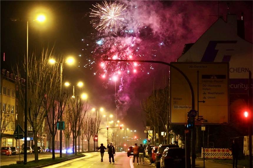 Silvester in Dortmund - Feuerwehr spricht von historischer Dienstschicht Weniger Menschen waren in dieser Silvesternacht in Dortmund - wie hier an der Rheinischen Straße - unterwegs.