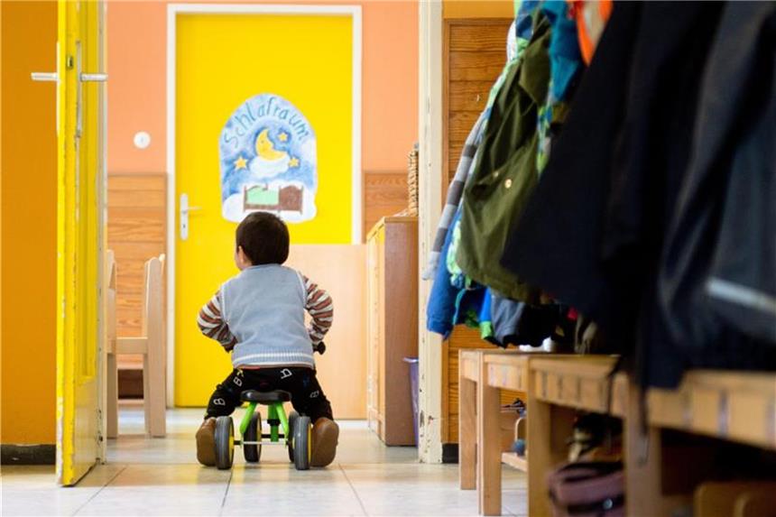 Freunde gehen weg: Kinder in der Kita brauchen neue Rolle Wenn ältere Spielgefährten in die Schule kommen, fühlen sich jüngere Kindergartenkinder häufig zurückgelassen. Foto: Sebastian Kahnert/dpa