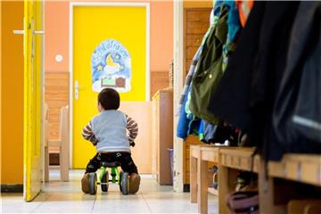 Wenn ältere Spielgefährten in die Schule kommen, fühlen sich jüngere Kindergartenkinder häufig zurückgelassen. Foto: Sebastian Kahnert/dpa