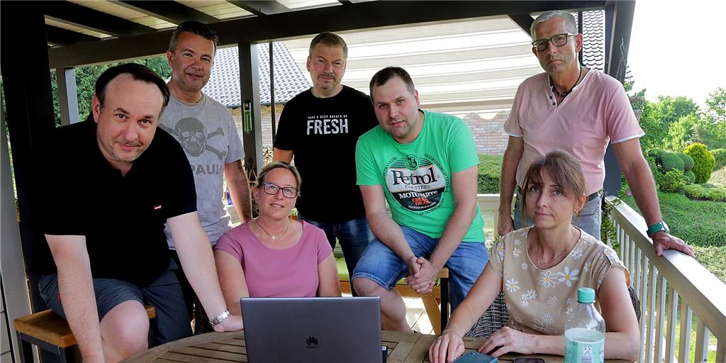 Baufirma rückt wieder ab: Weiter kein schnelles Internet für Flaesheimer Wenn alle gleichzeitig im Internet surfen, geht nichts mehr, v.l: Manfred Janßen, Andreas und Michaela Echterhoff, Eugen Noschka, Marcus Meyer, Yvonnne Noschka und Uwe Oenning aus der Straße Hohes Ufer.
