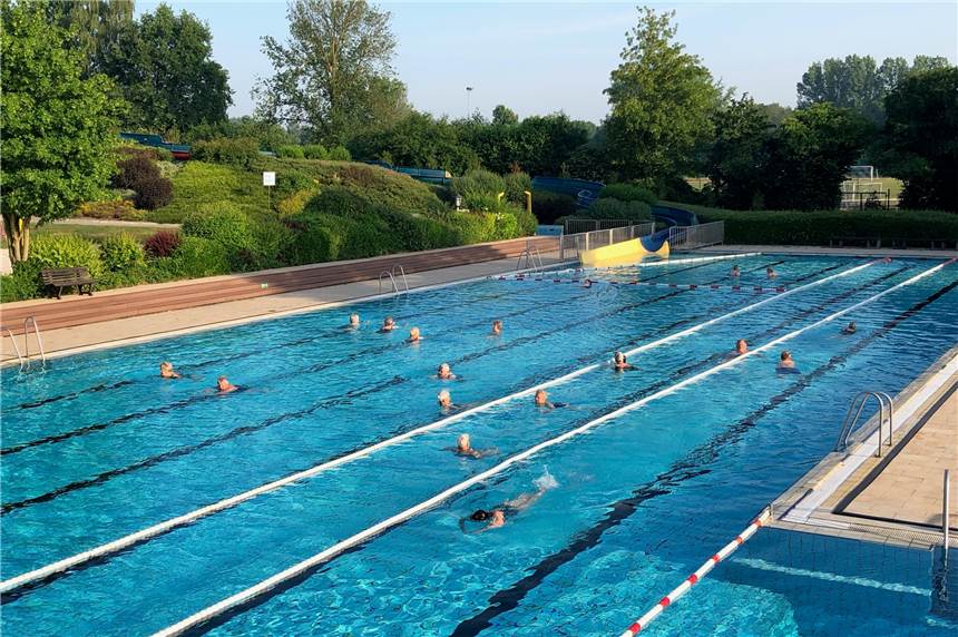 Im Freibad Sythen: Nachtschwimmen, Camping und Konzertabend Wenn am 21. August die Dämmerung einsetzt, öffnet das Freibad Sythen zum Nachtschwimmen.