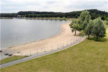 Wenn am Samstag (12.6.) die Inzidenzstufe bei 1 liegt, könnte der Zaun um den Horstmarer See ab Montag abgebaut werden. Das kündigte die Stadt Lünen an. 
