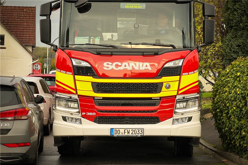 Dortmunder Feuerwehrmann über Autos auf der Straße: „Wir kommen kaum durch“ Ein Feuerwehrauto fährt durch eine schmale Straße.