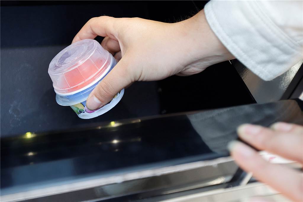 Eisautomat in der Marina: „Habe noch keinen Eisbecher im Wasser gesehen“ Wenn das Eis aus dem Automaten kommt, ist es minus 18 Grad kalt. Am besten man lässt es vor dem Essen ein paar Minuten weicher werden.
