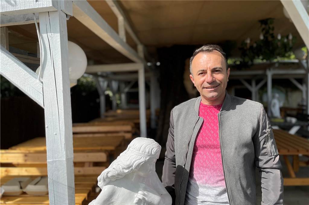 Neuer Betreiber im Ex-“Tatort“-Restaurant: Bald eröffnet das „Me‘ger“ Gheorghe Meger-Dragomir im Biergarten seines Restaurants "Me'ger".