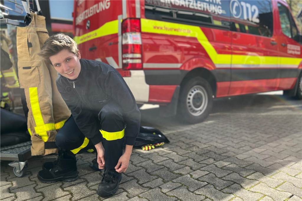 Brandmeisteranwärterin Mia Baum wechselt ihre Schuhe.