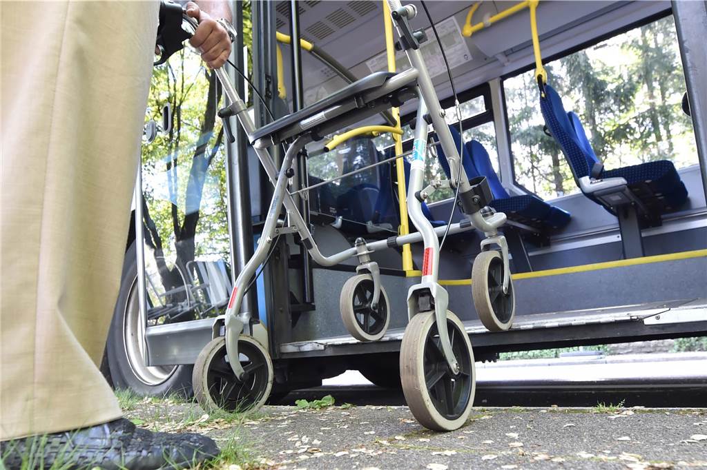 Vorwürfe nach Sturz im Bus: DSW21 bezieht Stellung Jemand steigt mit Rollator in den Bus.