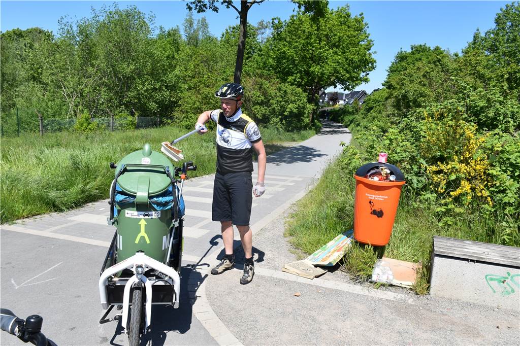 Christian Arndt sammelt mit dem „Rubbish Bike“ Müll in und um Dorsten Wenn der Mülleimer voll ist, wie hier in der Nähe der Zechenbrücke, landet oft Abfall daneben. Christian Arndt sammelt ihn ein.