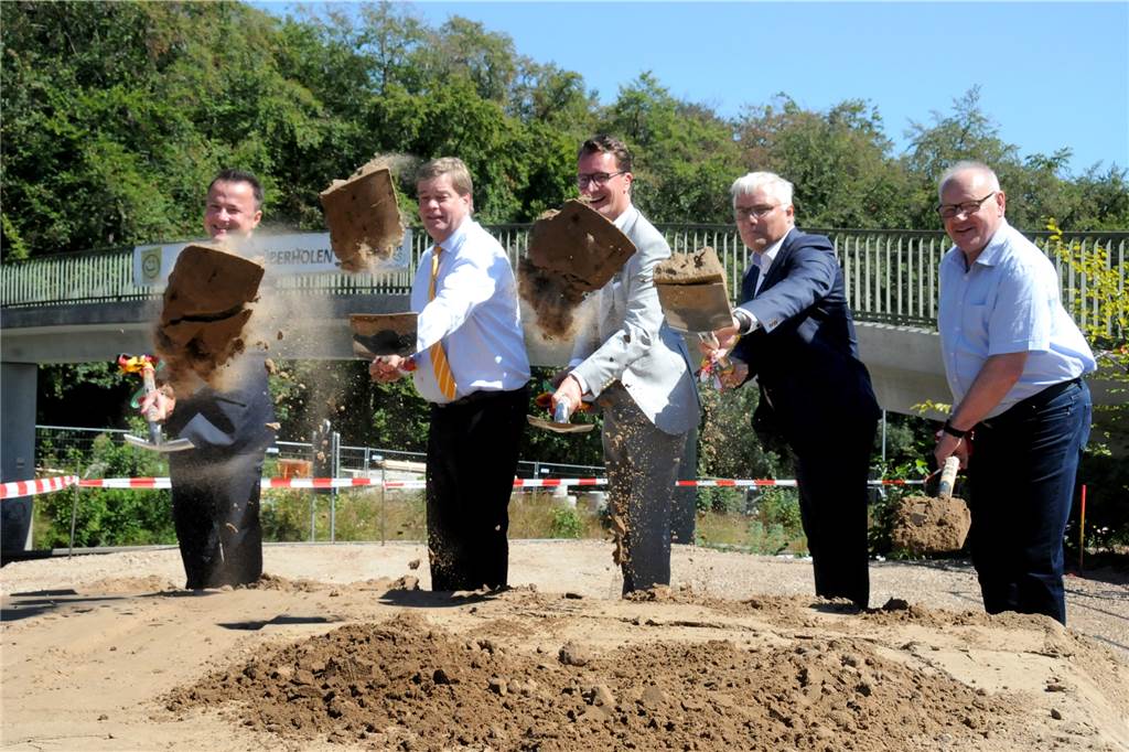Montag beginnt ein Ausbau, der seit dem Dritten Reich geplant wurde Wenn der Sand bei den wirklichen Bauarbeiten auch so gut fliegt, muss der Ausbau der B236 im Zeitplan gelingen. Den symbolischen ersten Spatenstich setzten am Freischütz (v.l.) Bodo Baumbach (Geschäftsführer Deges), Enak Ferlemann (Parlamentarischer Staatssekretär), NRW-Verkehrsminister Hendrik Wüst, Ulrich Reuter (FDP-Landtagsabgeordneter) und der erste stellvertretende Bürgermeister Jürgen Paul.