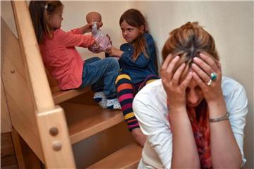 Wenn der Stress mit den Kindern zu groß wird, raten Experten zu kurzen Auszeiten. Anschließend kann konstruktiver nach einer Lösung gesucht werden. Foto: Patrick Pleul/dpa