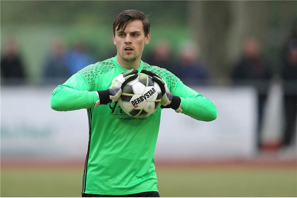 Wenn der Torwart, wie hier der Castrop-Rauxeler Niklas Simpson, den Ball zuvor eindeutig mit dem Fuß klären wollten, können sie diesen danach mit der Hand aufnehmen.