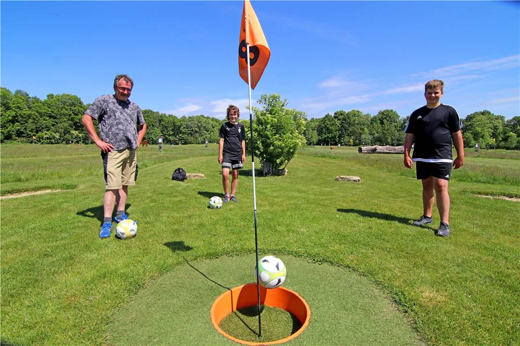 Fußballgolf im Soccerpark – nicht ohne Reservierung und Einmal-Bleistifte Wenn der Vater mit den Söhnen: Matthias Grandjean ist mit Vincent und Valentin aus Hemer angereist, um in Eving mal wieder vor den Ball zu treten.
