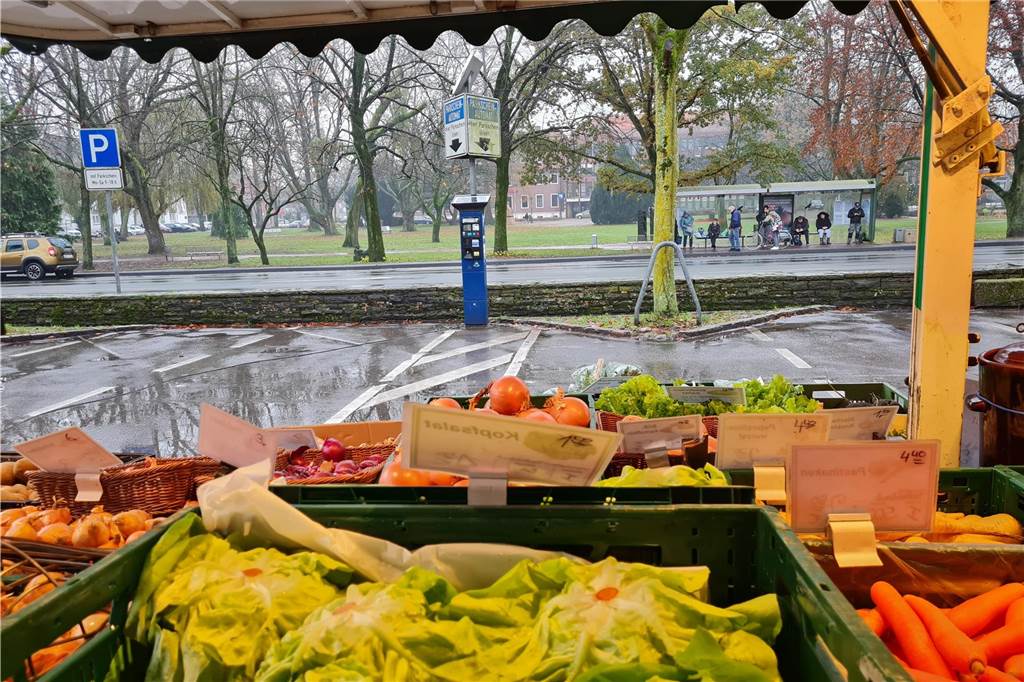 Umsatzeinbußen auf Markt: Weniger Laufkundschaft auf Kärntner Platz Gemüse liegt in Kisten an einem Marktstand in Haltern auf einem Parkplatz.
