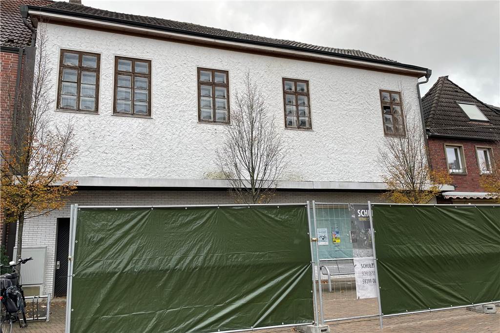 Wohnhaus an der Neustraße abgerissen: Stadt lässt Grundstück brach liegen Wenn die Abriss-Bagger neben dem Rathaus ihre Arbeit getan haben, ziehen sie an den Marktplatz. Das ehemalige Kino, dessen Dach bereits eingestürzt ist, weicht einem Wohn- und Geschäftsgebäude.