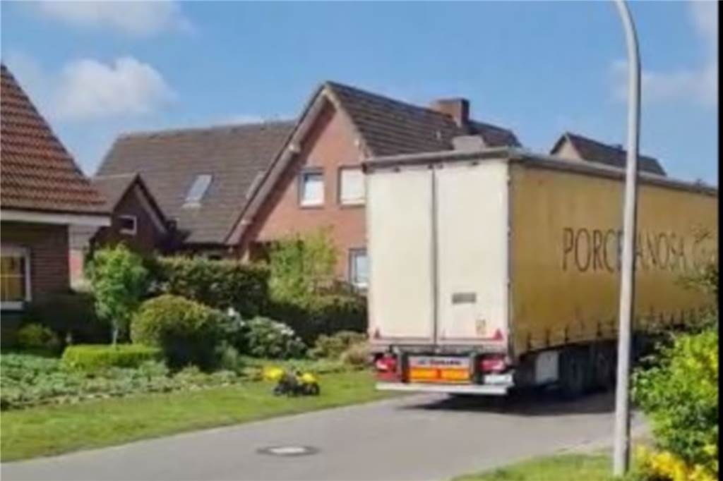 Anlieger stocksauer: Kreditaufnahmen für „ungewollten“ Endausbau Wenn die ansässigen Betriebe im Leuskesweg per Lkw beleifert werden, ist es jetzt schon eng.