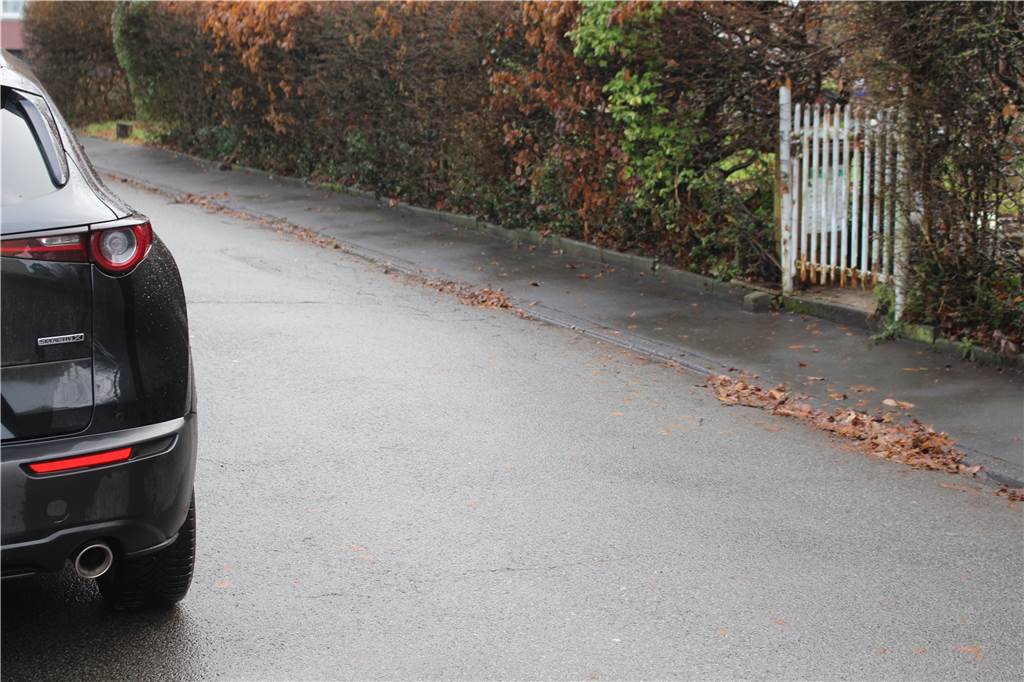 Parkärger in einer Siedlung: „Alle sollten gleich behandelt werden“ Wenn die Autos wie vom Gesetz vorgesehen auf der Straße parken, werden die Fahrbahnen ziemlich eng.