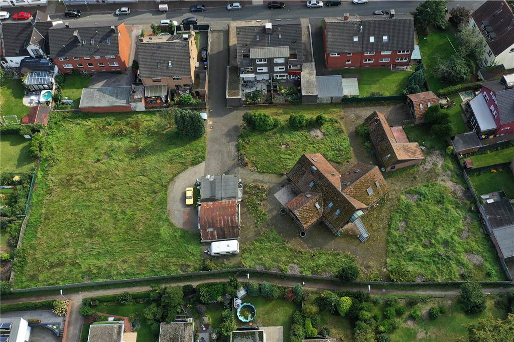 Nach strittiger Baumfällaktion: Nachbarn kritisieren Neubaupläne Blick auf das Gelände mit den beiden alten Bäumen aus der Vogelperspektive