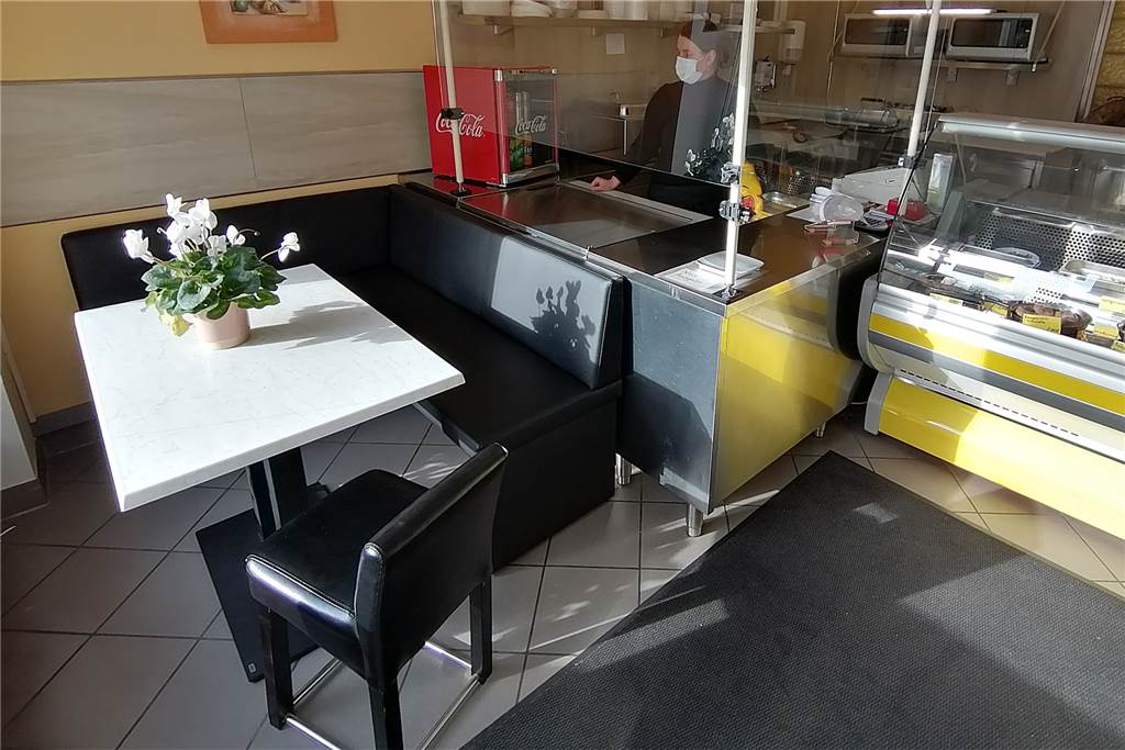 Die beliebte „Ess bar“ hat neuen Inhaber: „Futtern wie bei Muttern“ Wenn die Corona-Situation es wieder zulässt, können die Gäste auch an einem der wenigen Plätze in der "Ess bar" zu Mittag essen.