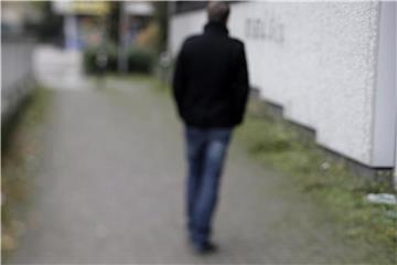 Wenn die eigenen Gedanken und der eigene Körper fremd erscheinen, sollten Betroffene Hilfe aufsuchen. Mit Atemübungen und Körperreisen kann Betroffenen geholfen werden. Foto: Rolf Vennenbernd