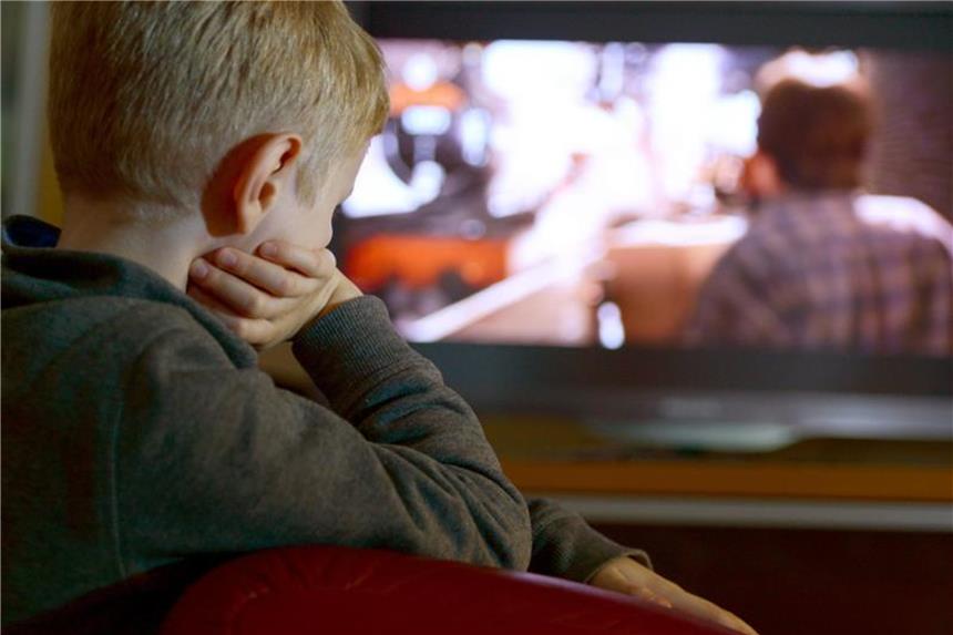 Eltern mit wenig Bildung: Kinder landen vor Bildschirmen Wenn die Eltern auf Bildschirme starren, tun es ihnen die Kleinen gleich, so Experten. Foto: Arne Dedert