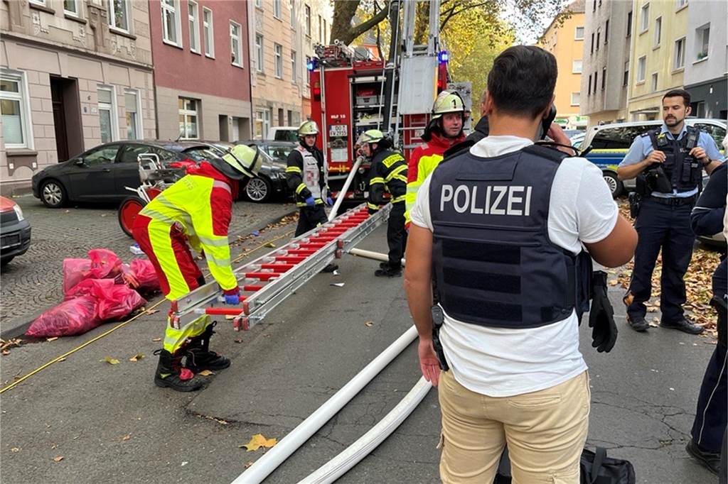 Polizisten und Feuerwehrleute auf der Schillerstraße in Dortmund