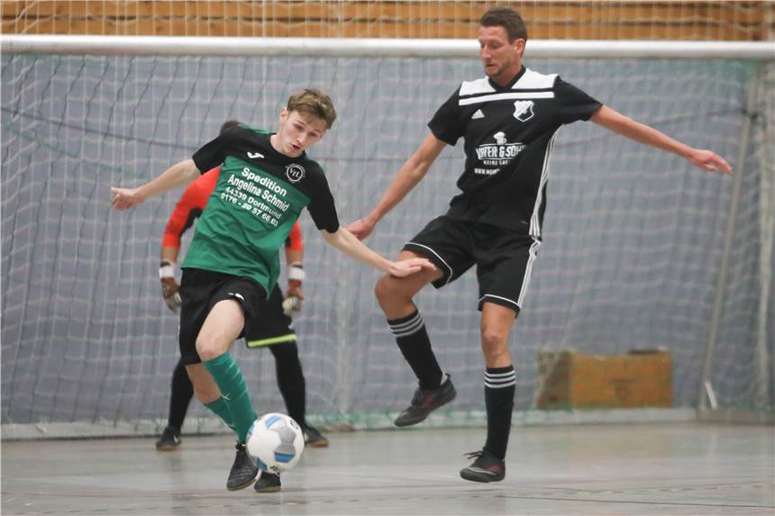 Umfrage: Soll die Hallenfußball-Stadtmeisterschaft wieder verkleinert werden? Wenn die Hallenstadtmeisterschaft wieder verkleinert wird, könnte der FC Merkur (rechts) einer der Leidtragenden sein.