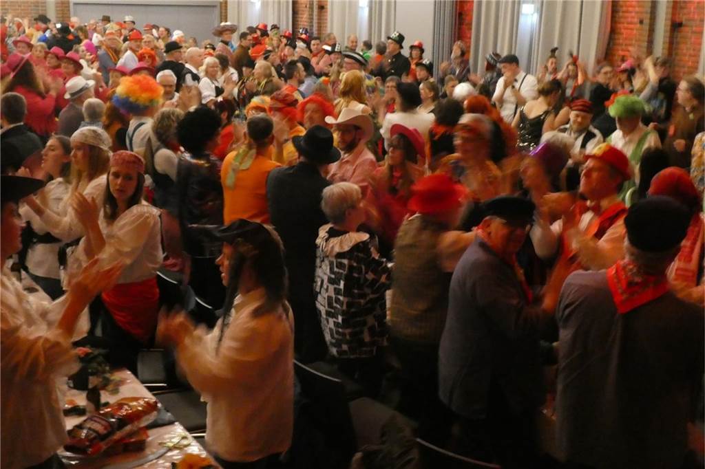 Pfarrkarneval in Olfen: Auftakt zur heißen Phase der närrischen Zeit Wenn die Kirchengemeinde St. Vitus zum Karneval ruft, ist der Saal voll.