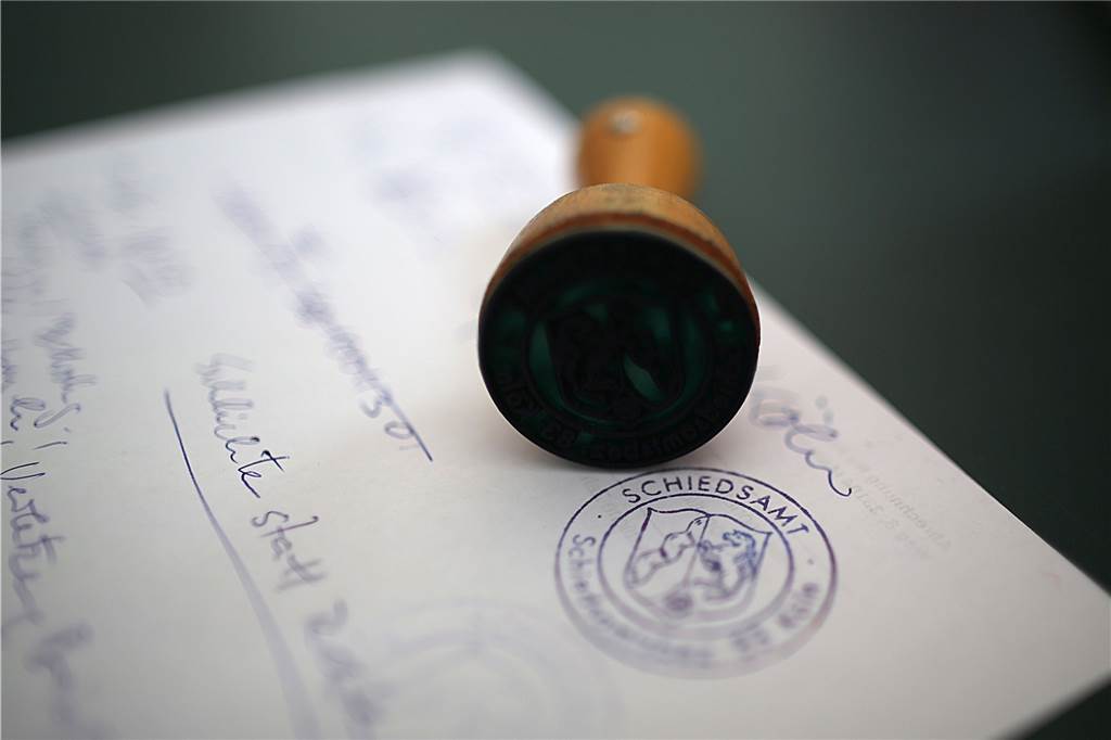Schiedsmann Herbert Raß wirbt für das Ehrenamt: „Macht das ruhig!“ Der Stempel des Schiedsamtes liegt auf einem Papier.