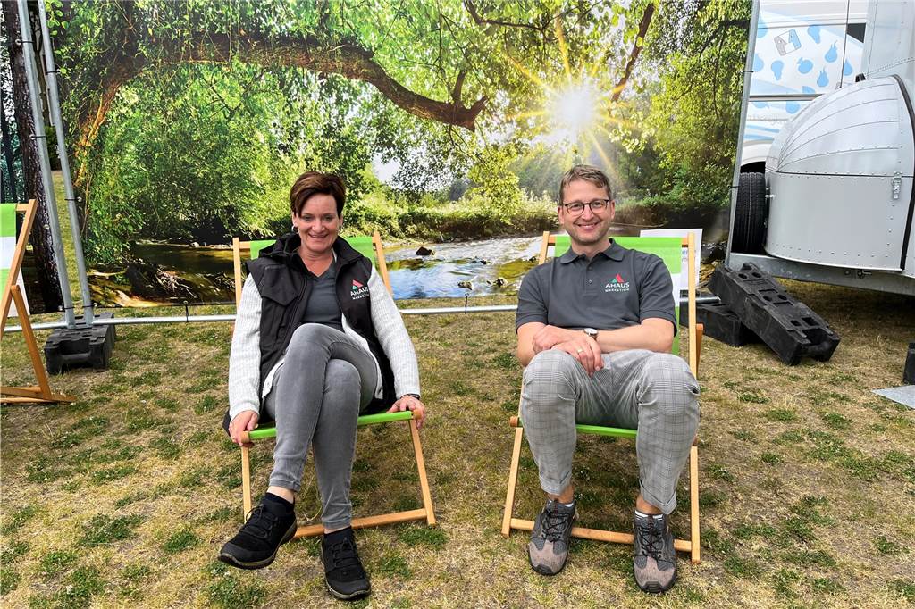 „Fest, einfach, stark und schlicht“ – Bunter Tag am Ahauser Schloss Wenn die Sonne schon nicht von oben scheint, dann wenigstens in den Fotos.