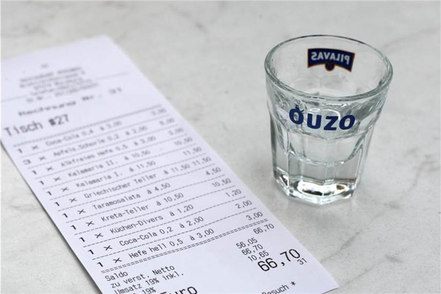 Darf ich im Restaurant gehen, wenn die Rechnung nicht kommt? Wenn ein Gast im Restaurant etwas bestellt, entsteht rechtlich ein Bewirtungsvertrag. Die Leistung des Wirtes muss bezahlt werden. Foto: Karl-Josef Hildenbrand dpa