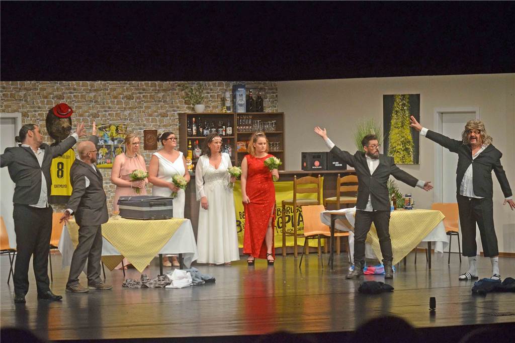 Spaß mit Theater „Seitensprung“: Wie zwei Brüder eine heruntergekommene Kneipe retten Wenn ein Gaststättenbesitzer Schulden bis zum Hals hat und ihm das Finanzamt im Nacken sitzt, gibt es nur zwei Chancen: bezahlen oder resignieren. Die Theatergruppe „Seitensprung“ präsentierte im Hilpert-Theater die Lösung.