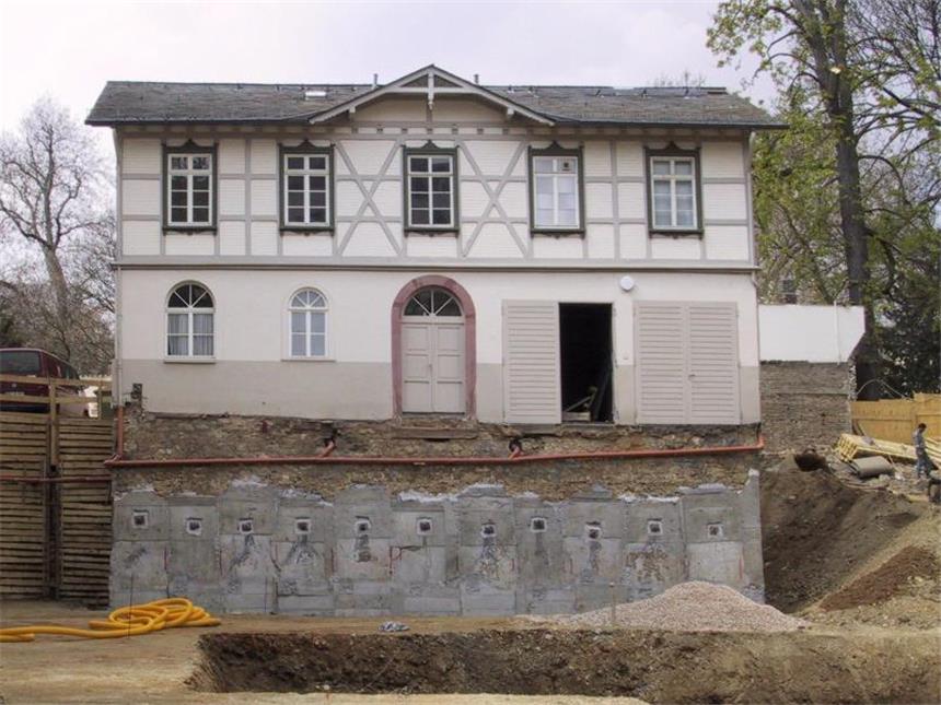 Bauen auf sicherem Terrain - Baugrundgutachten lohnt sich Wenn ein neues Gebäude unmittelbar neben einem Altbau entstehen soll, muss der Untergrund vorher genau untersucht werden. Foto: Verband Privater Bauherren (VPB)
