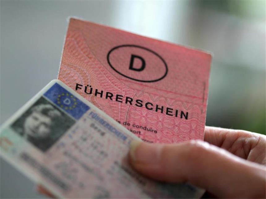 Wenn ein Verkehrsteilnehmer Amphetamine im Blut hat, ist es rechtens, ihm den Führerschein zu entziehen. Foto: Oliver Berg dpa/lnw