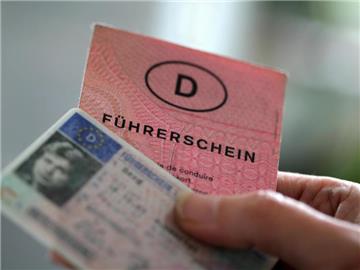 Wenn ein Verkehrsteilnehmer Amphetamine im Blut hat, ist es rechtens, ihm den Führerschein zu entziehen. Foto: Oliver Berg dpa/lnw
