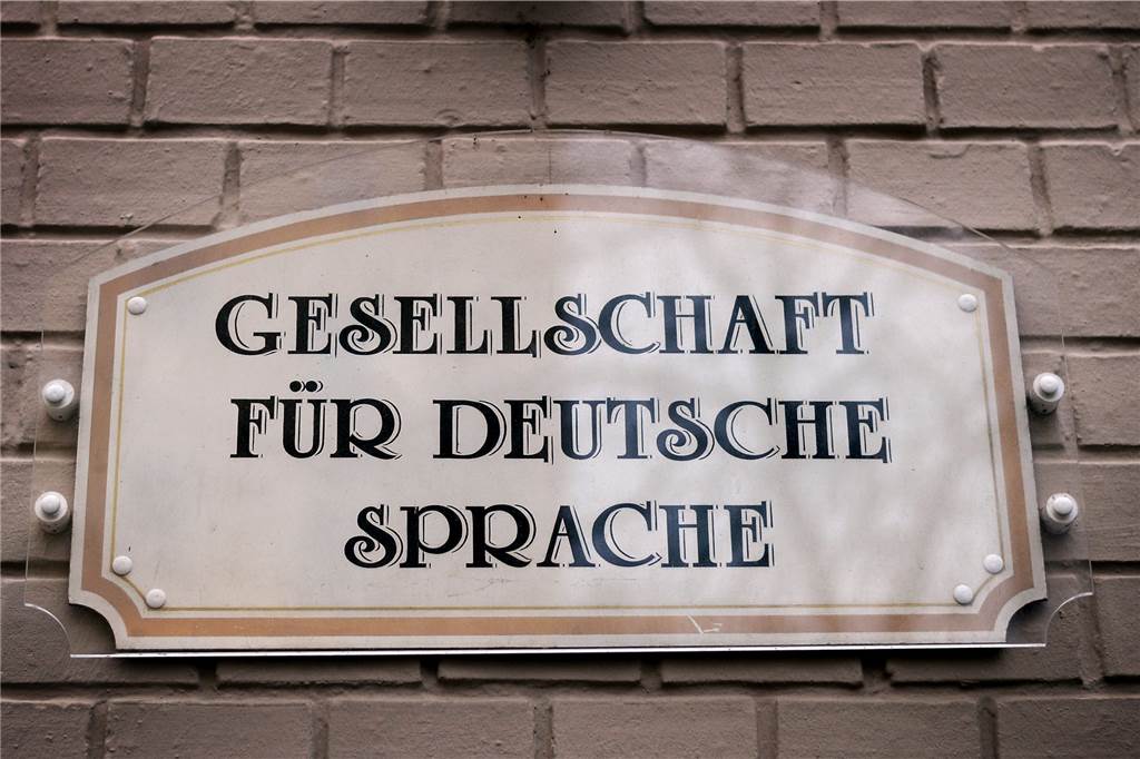 „Gift“ oder „Arshi“: Wann Standesbeamte von Namen abraten Wenn Eltern einen ungewöhnlichen Namen wünschen, die ein Standesbeamter nicht so ohne weiteres vergeben möchte, können Eltern eine Bescheinigung der Gesellschaft für die Deutsche Sprache einreichen, dass der Name im deutschen Sprachgebrauch vorhanden ist – dann wird der Name eingetragen.