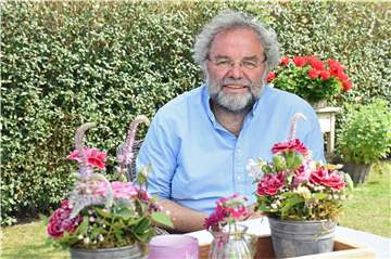 Wenn er entspannen möchte, setzt sich Norbert Wesseler mit einem Buch in den Garten.