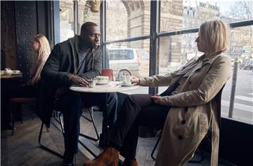 Wenn er nicht auf Spurensuche ist, trifft sich Assane (Omar Sy) mit seiner Ex-Frau Claire (Ludivine Sagnier). netflix