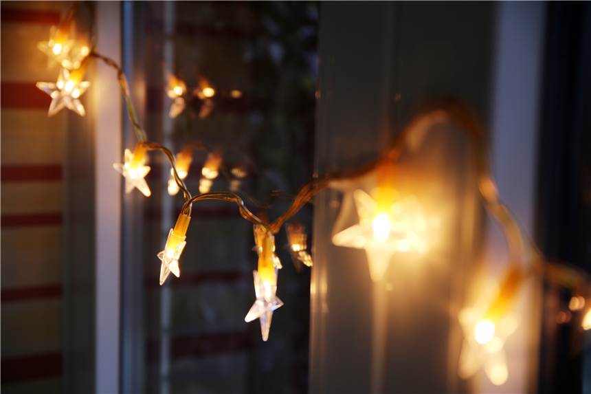 Da geht einem ein Licht auf: vier Lichterketten-Basteltipps Wenn es draußen morgens später hell und abends früher dunkel wird, sorgen Lichterketten drinnen für Gemütlichkeit.