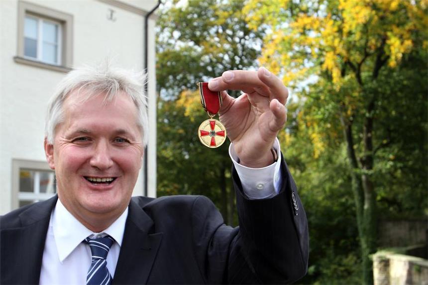 Wenn es einer verdient hat, dann Thomas Overmann: Das Bundesverdienstkreuz. Gestern überreicht Landrat Michael Makiolla die Verdienstmedaille des Bundesverdienstordens.