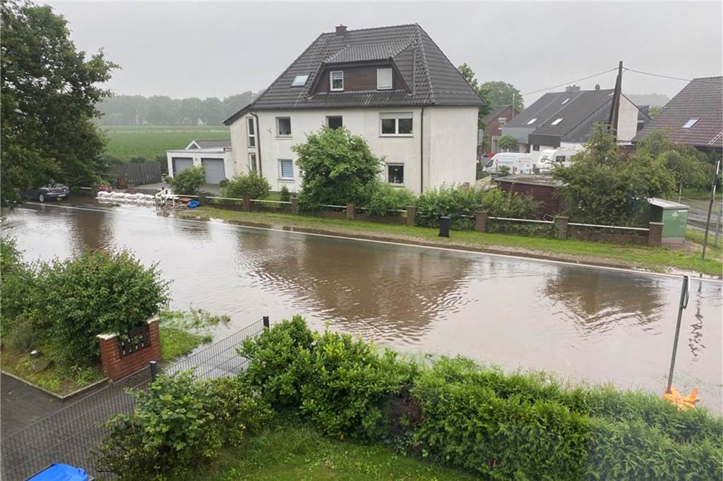 Wenn es ganz schlimm kommt, schützen die Anwohner ihre Häuser mit Sandsäcken. Dann fließen „Sturzbäche“ die Nebenstraßen herunter.
