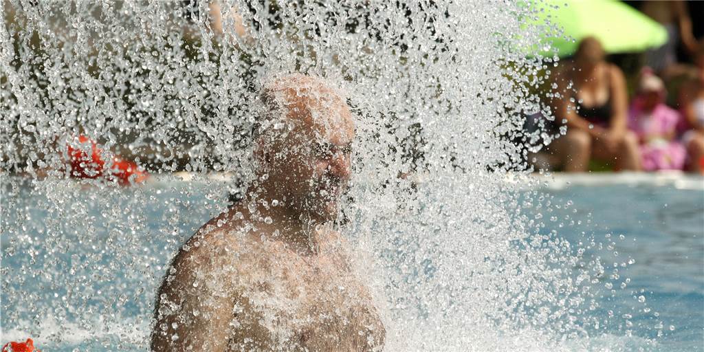 Wenn es nach einer Partei geht, sollen Männer bald nicht mehr oben ohne ins Freibad dürfen. (Symbolbild)