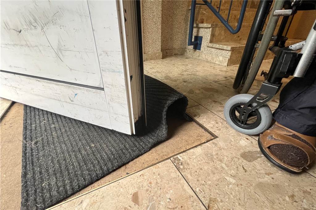 86-jähriger Rollstuhlfahrer kommt alleine nicht aus dem Haus Rollstuhl vor Bodenmatte