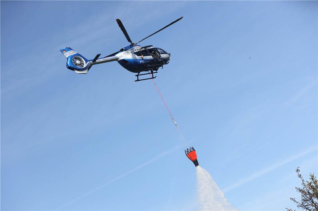 Heiß, heißer, Waldbrand: Feuerwehren blicken auf das Hitze-Wochenende Wenn es stark brennt, können auch sogenannte Löschhubschrauber, wie hier im Oberharz, eingesetzt werden.