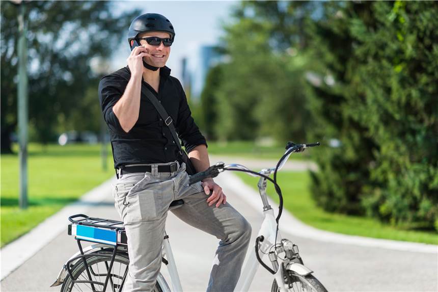 Kann man den E-Bike-Akku selbst reparieren? Wenn es um Probleme mit dem Akku geht, sollten E-Bike-Fahrer lieber eine Fachwerkstatt kontaktieren.