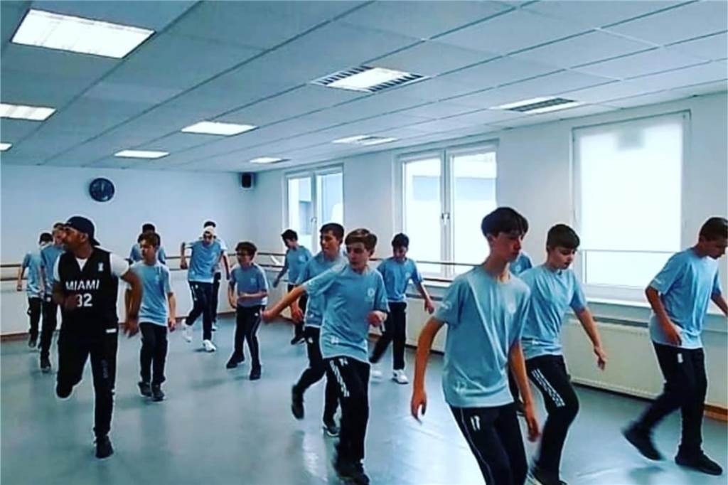 Wenn Fußballer eine Tanz-Choreographie einüben, sieht das so aus.