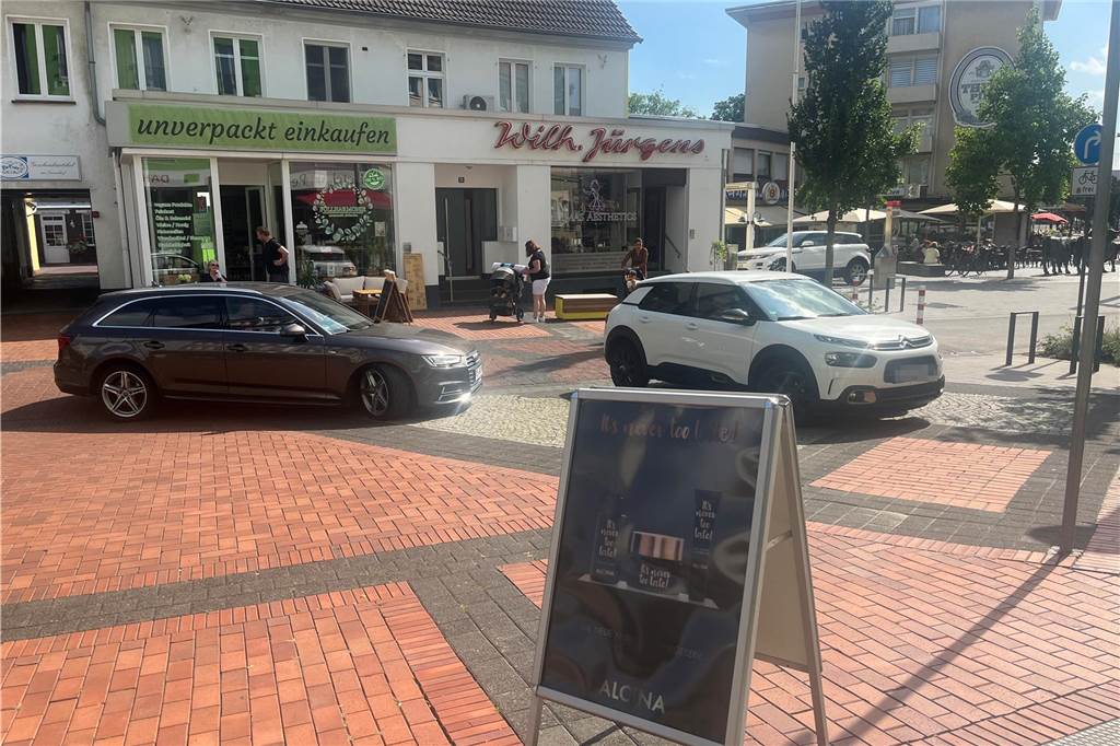 Unternehmen zu Poller-Experiment: „Ich sehe mich hier schon Erste Hilfe leisten“ Wenn gleich mehrere Auto im neuen Wendehammer drehen müssen, wird es manchmal eng.