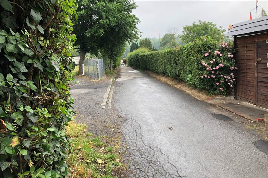 Politik will Verkehrsführung am Kirchweg in Hostedde ändern Wenn hier – an der Ecke Hostedder Straße/Am Kirchweg – die Hecke etwas gestutzt würde, eignet sich die Straße zur Einfacht in den Kirchweg, meint die SPD.