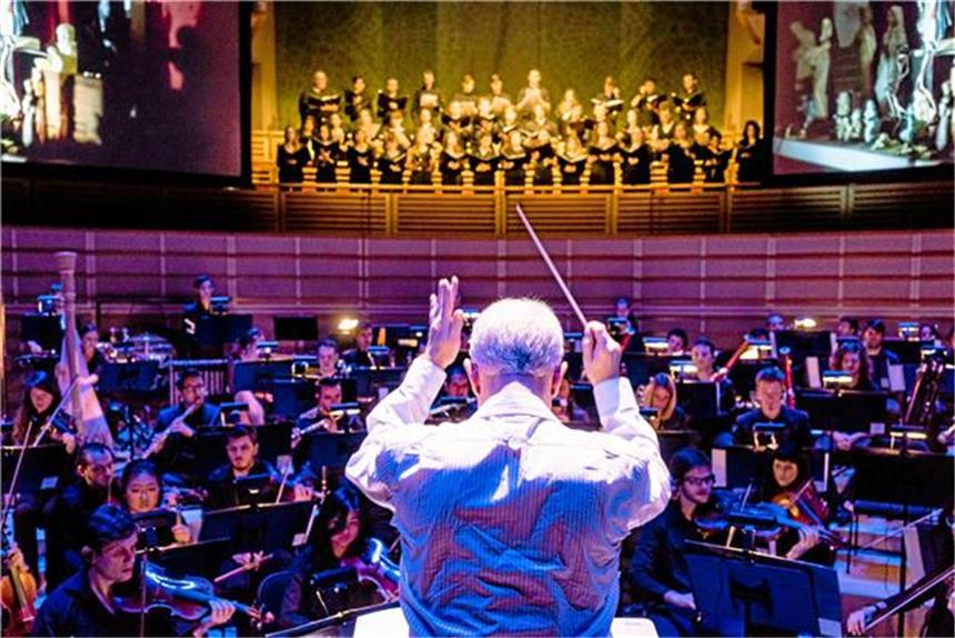 James Newton Howard gibt Filmen große Emotionen Wenn Howard auf Tournee geht, werden 100 Künstlerinnen und Künstler ihn begleiten.